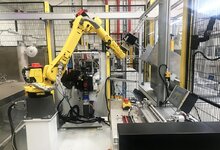 Zepředu: kamerová kontrola, robot a výstupní stanice, stroj na ohyb trubky, vlevo myčka trubek Zepředu: kamerová kontrola, robot a výstupní stanice, stroj na ohyb trubky, vlevo myčka trubek